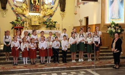 Występ zespołu flażoletowego w kościele Najświętszej Maryi Panny Królowej Polski w Nowej Sarzynie